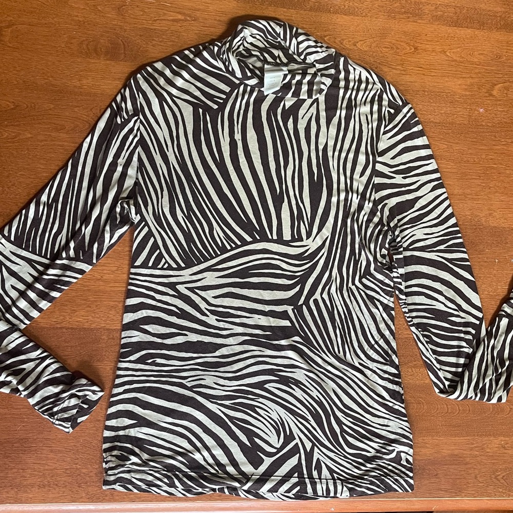 H & M Ladies Giraffe Print Turtleneck - Picture 1 of 4